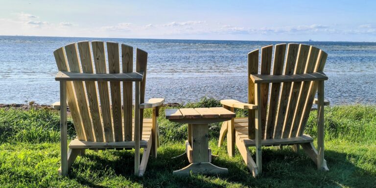 Sideboards Adirondack Classic trädgårdsstol i massivt trä – svenskt hantverk från Roslagsdesign, perfekt för altan, trädgård och skärgårdsmiljö